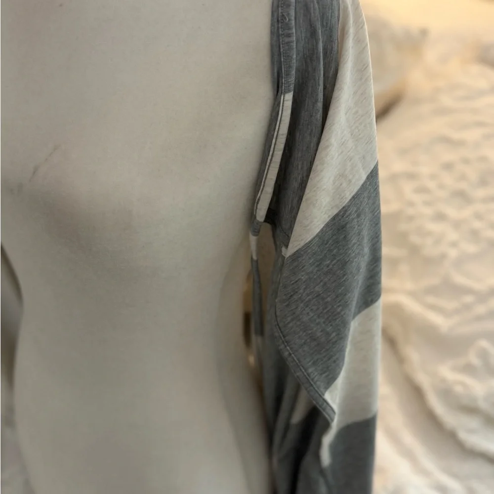 lululemon athletica Gray and White Women's Poncho
